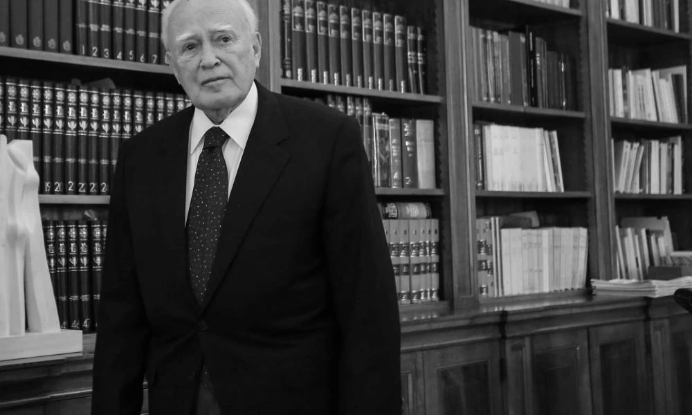 Κάρολος Παπούλιας: Την Τετάρτη στο Παγκράτι η εξόδιος ακολουθία – Στα Ιωάννινα η ταφή του